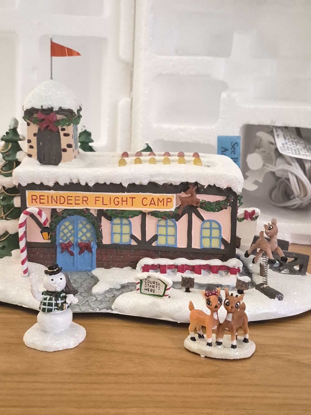 Hawthorne Village Coach Comet Flight Camp C438.  2 Extra Character Statues COA